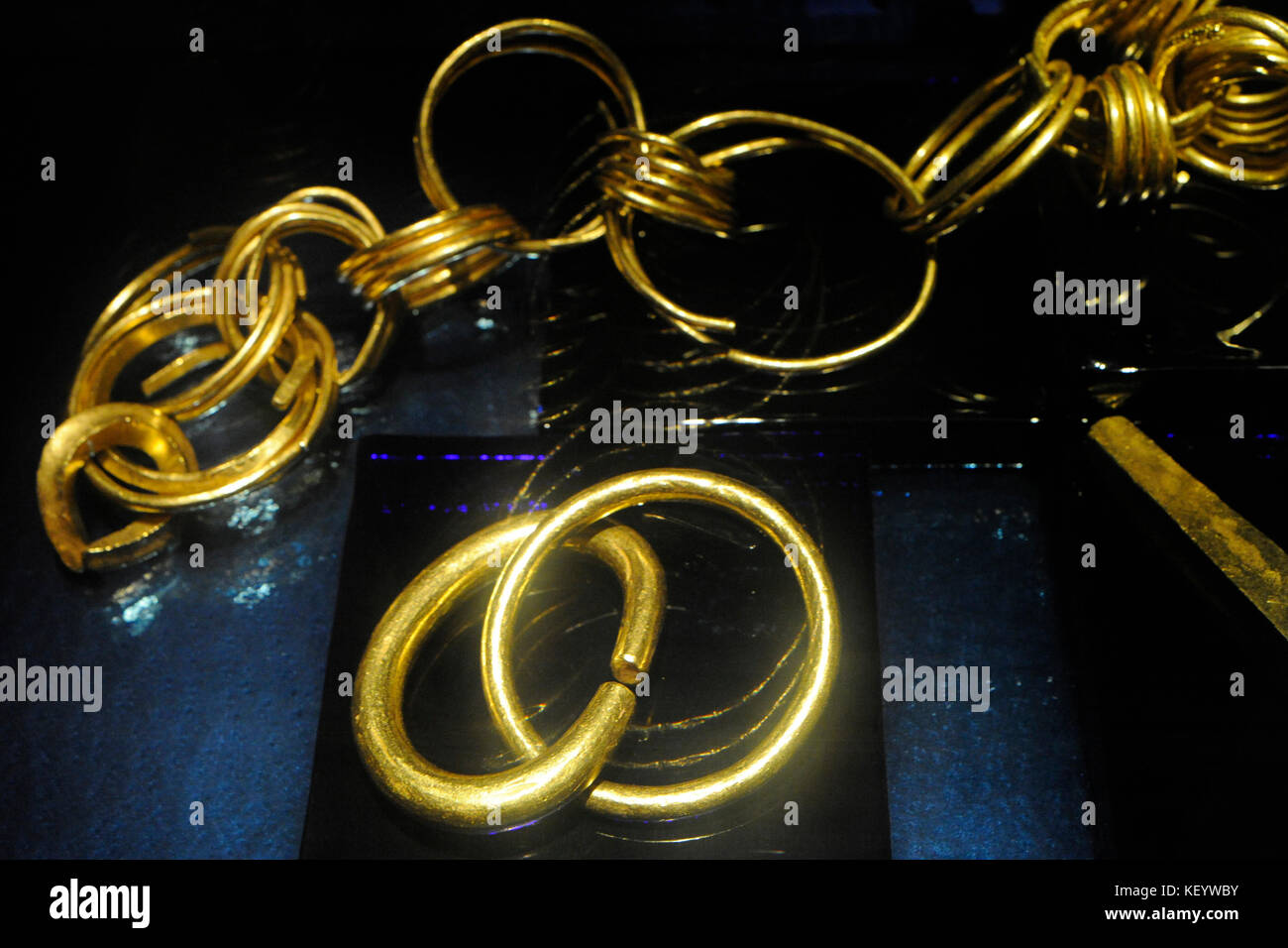 Grande Migrazione (375-550 AD) timboholm tesoro. 7 kilo oro pesante. contiene oro bar e 26 spirali. varnhem, timboholm, Svezia. Il museo storico. Stoccolma Svezia. Foto Stock