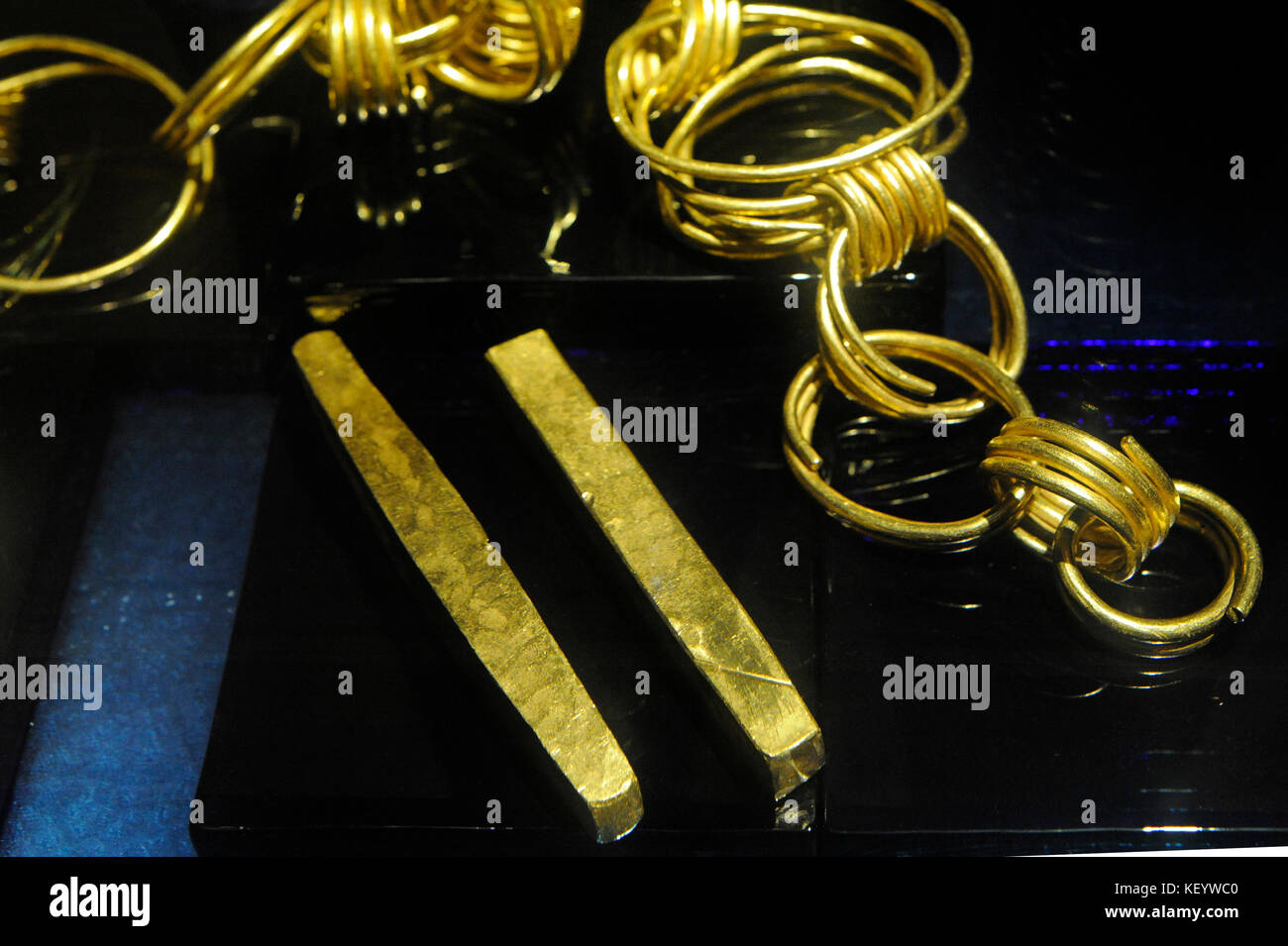 Grande Migrazione (375-550 AD) timboholm tesoro. 7 kilo oro pesante. contiene oro bar e 26 spirali. varnhem, timboholm, Svezia. Il museo storico. Stoccolma Svezia. Foto Stock