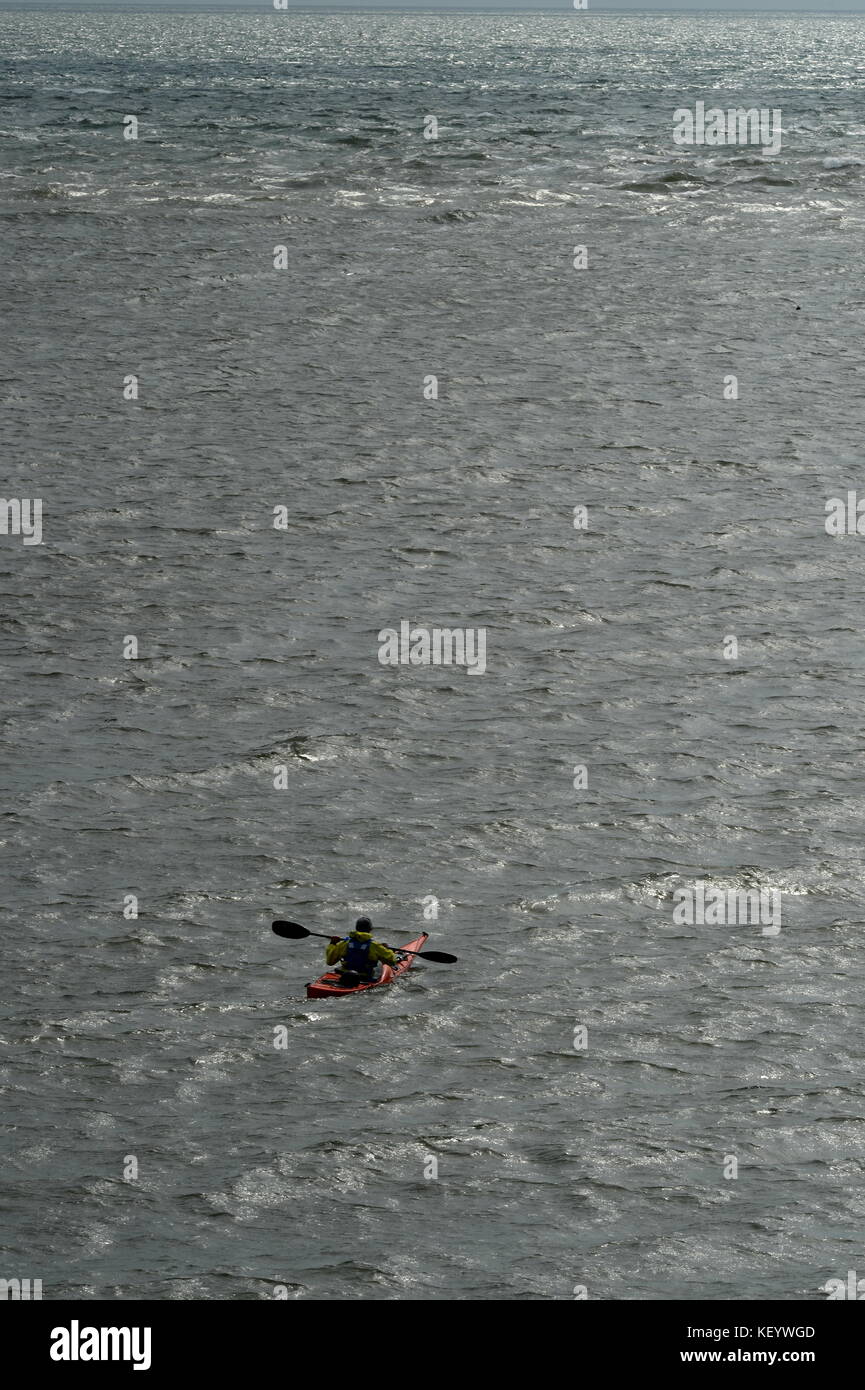 Pagaiando un pieno dotato di kayak da mare visto dal di sopra Foto Stock