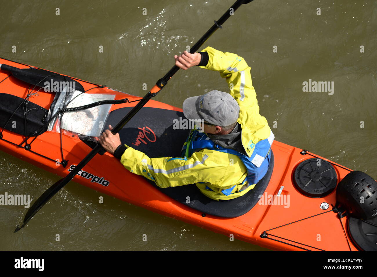 Pagaiando un pieno dotato di kayak da mare visto dal di sopra Foto Stock