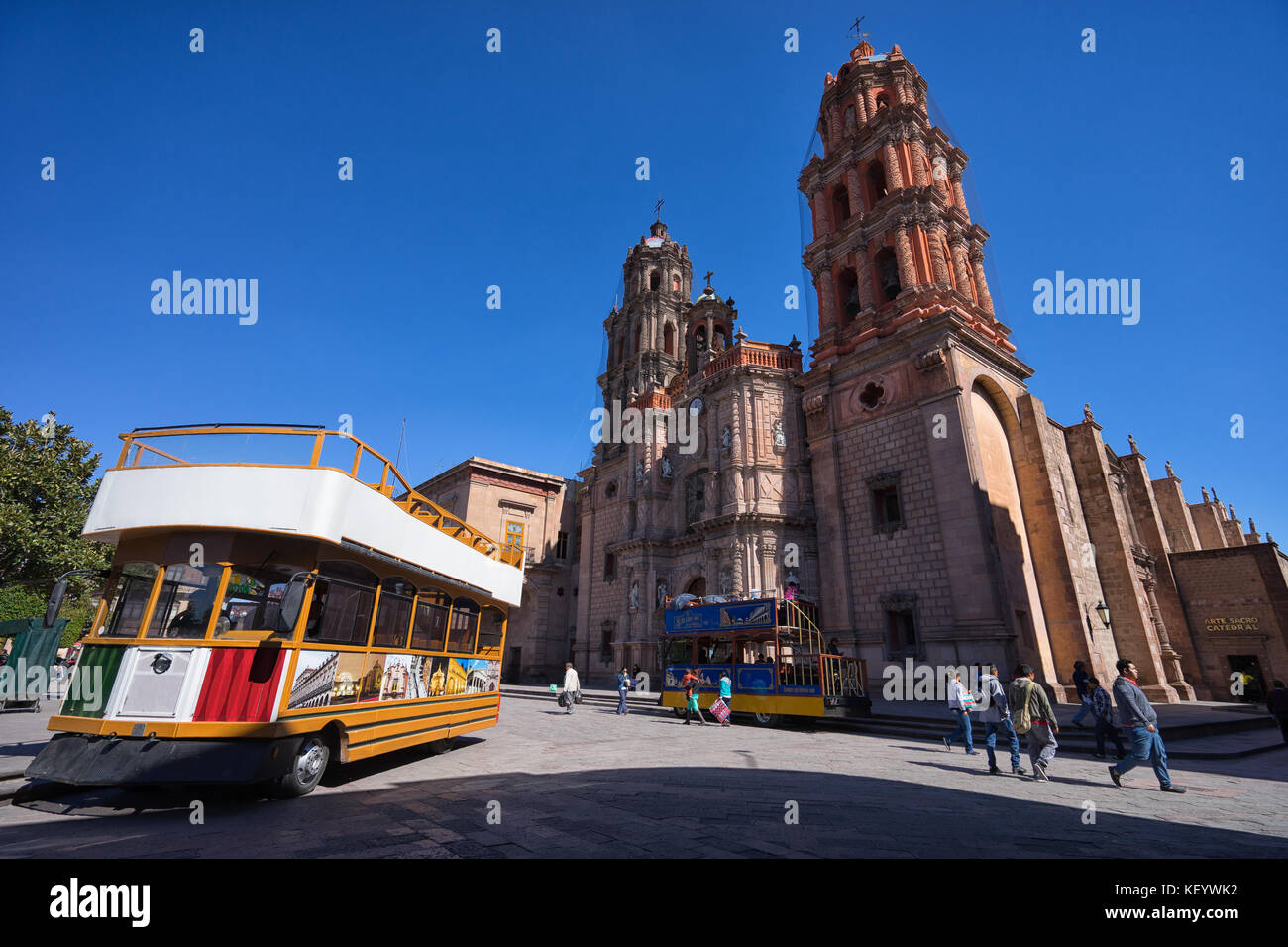 Gennaio 18, 2016 san luis potosi, Messico: double deck tourist bus tour nel centro storico della città coloniale Foto Stock