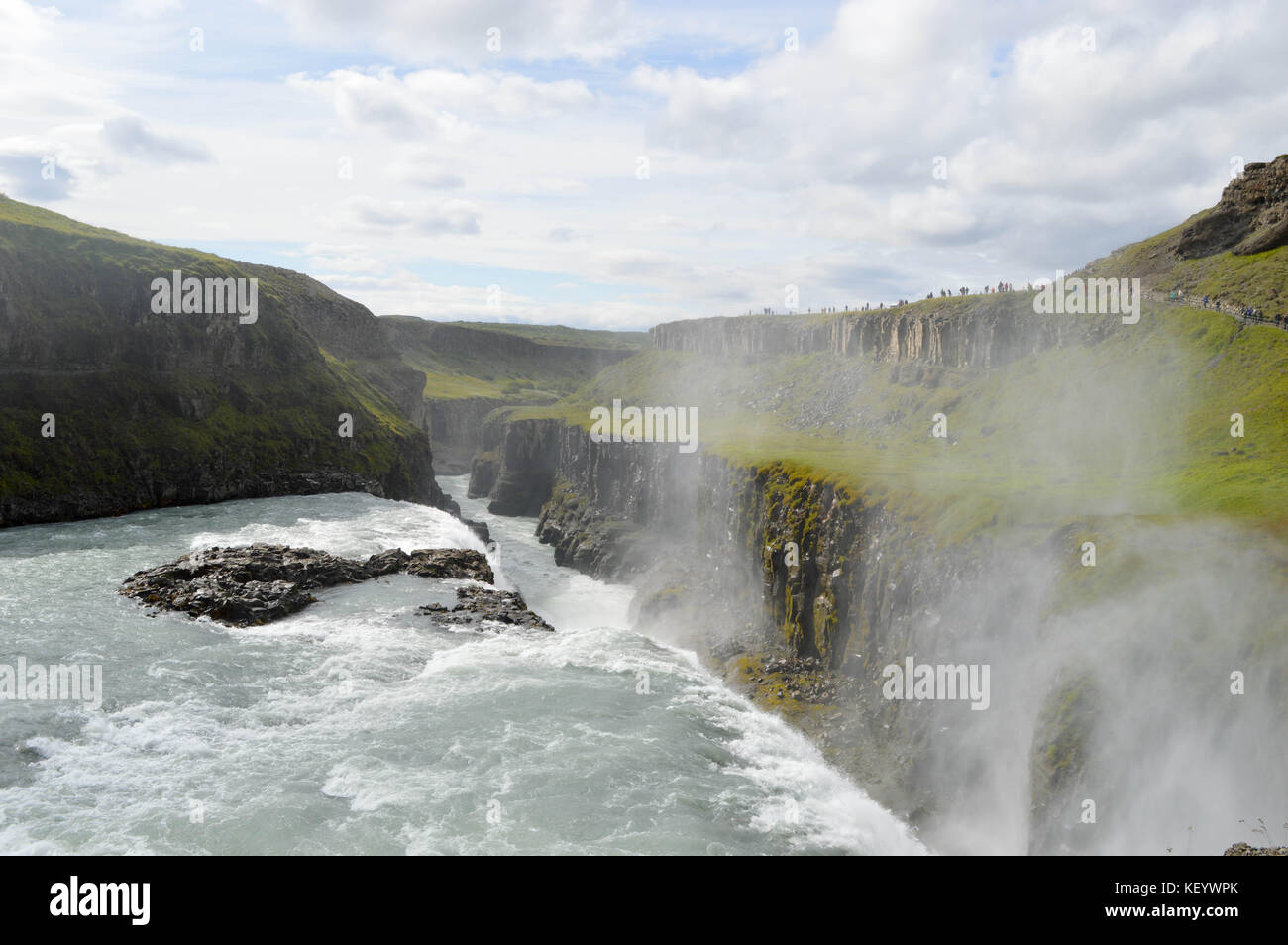 Potente cascata dorata in Islanda, una delle principali attrazioni turistiche. Foto Stock