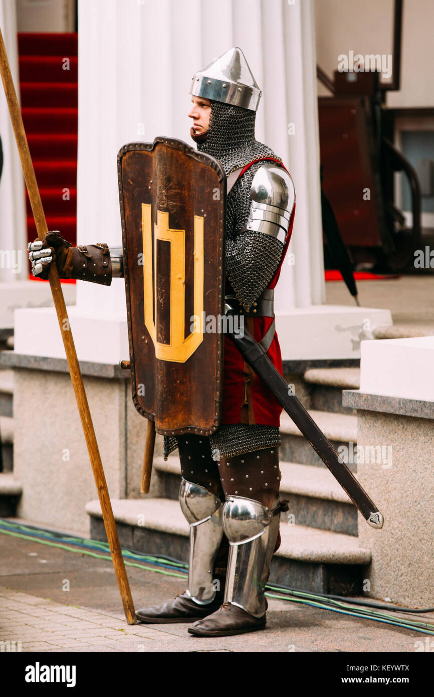 Vilnius, Lituania. l uomo vestito di iron man prendere parte in statualità giorno sulla piazza vicino al palazzo presidenziale. vacanze a commemorare incoronazione nel 1253 o Foto Stock