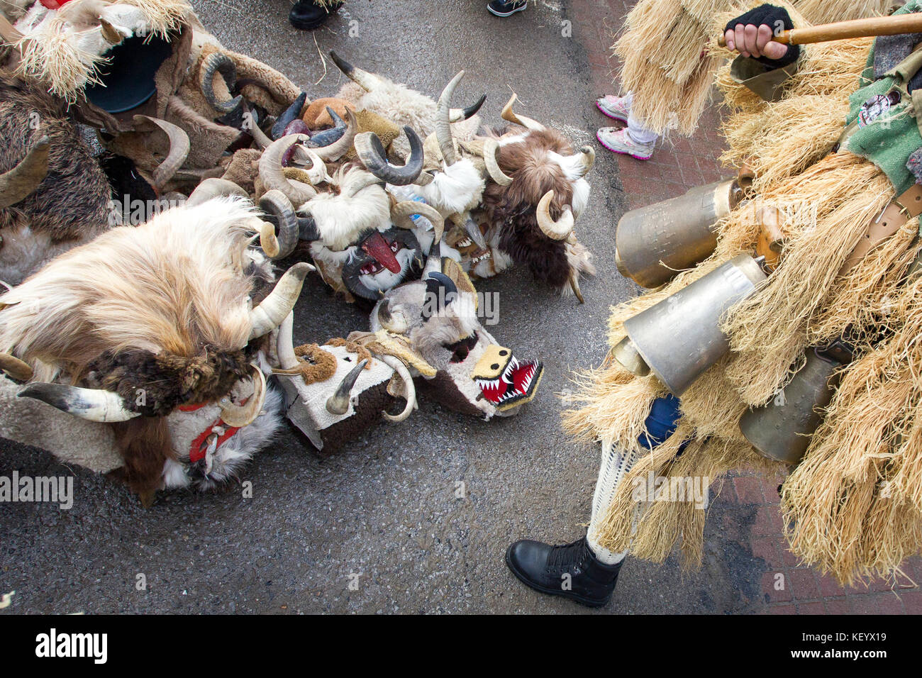 Masquerade giocatori chiamata 'kukeri' durante il consueto giochi in Bulgaria. Foto Stock