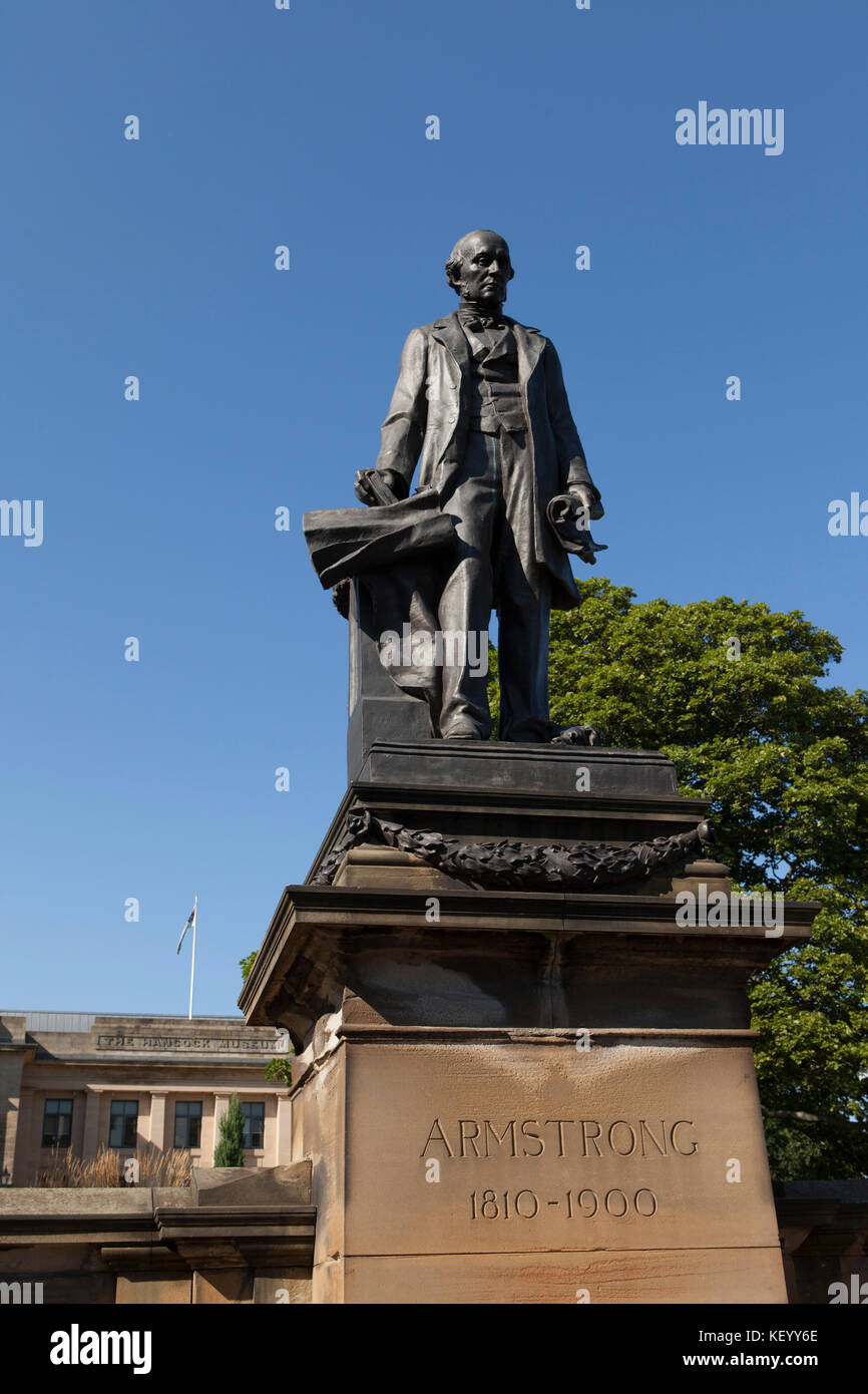 Statua di william Armstrong, il primo barone di cragside, in Newcastle-upon-Tyne, Inghilterra. armstrong era un industriale vittoriano. Foto Stock