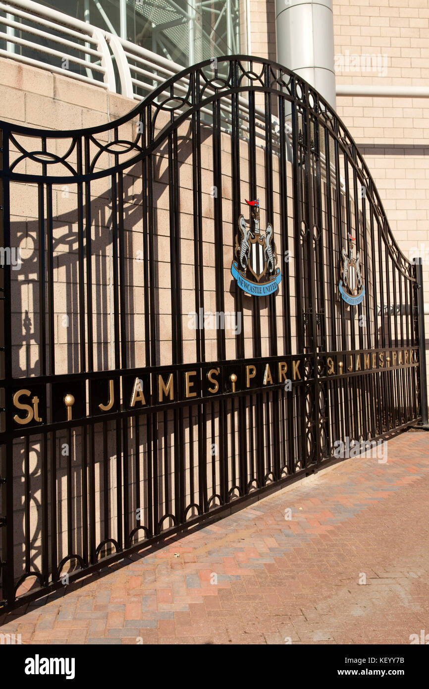 La Newcastle United football club cancelli in Newcastle-upon-Tyne, Inghilterra. i cancelli sono al di fuori di St James Park. Foto Stock