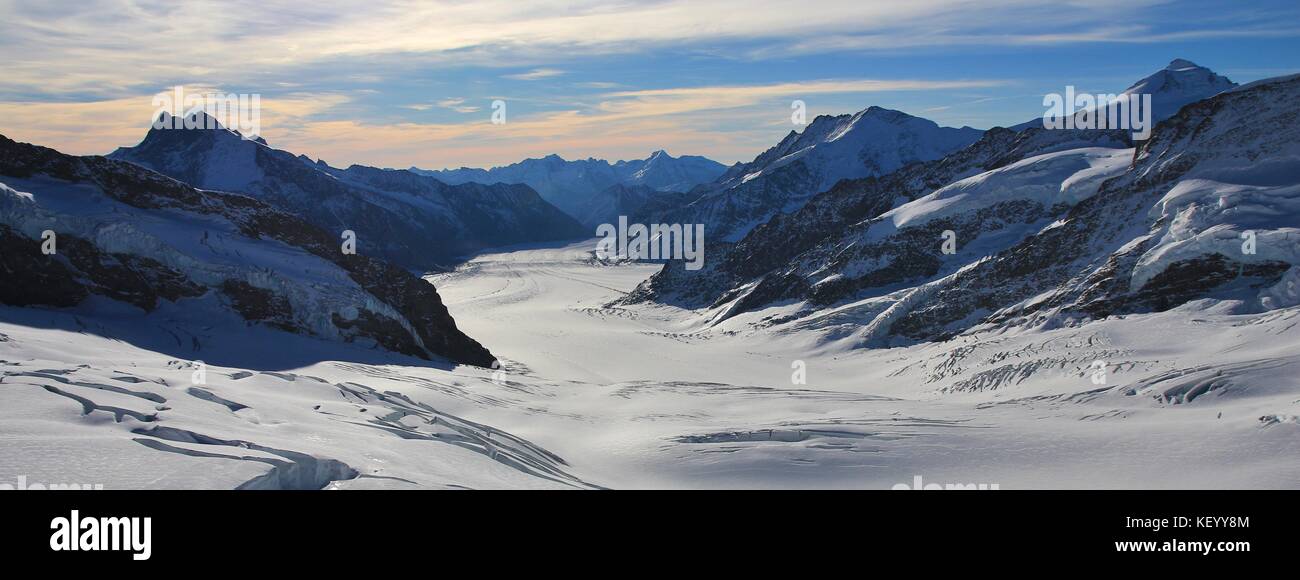 Paesaggio di montagna nelle Alpi svizzere. ghiacciaio di Aletsch, il più lungo ghiacciaio delle Alpi. Foto Stock