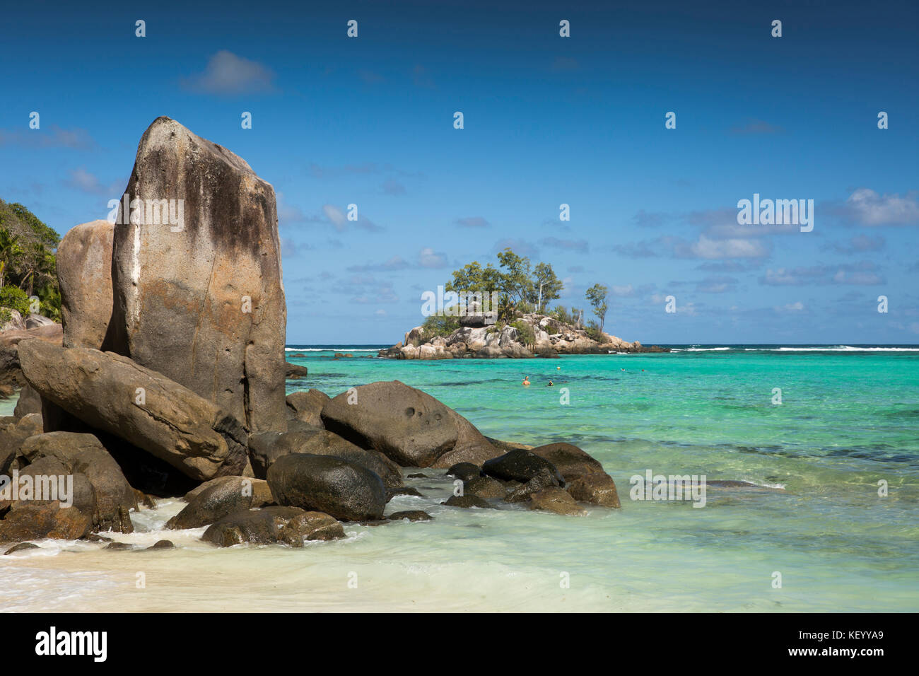 La Seychelles, Mahe, Anse Royale, Ile Souris, spiaggia, granito formazione di rocce scolpite dal mare Foto Stock