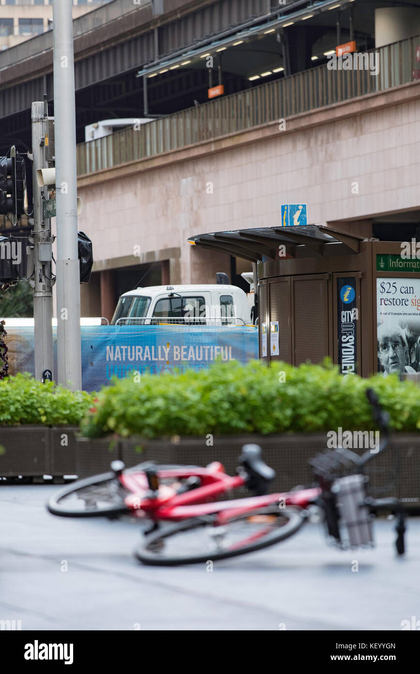 Una delle molte nuove biciclette a noleggio disponibile in Sydney sta aspettando di essere affittato Foto Stock