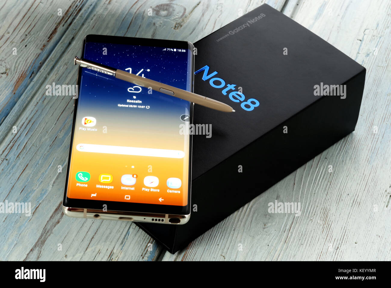 Koszalin, Polonia - 24 October, 2017: Samsung Galaxy Nota 8 su sfondo bianco. Samsung Nota 8 sono la nuova generazione smartphone da Samsung. La Samsung Foto Stock