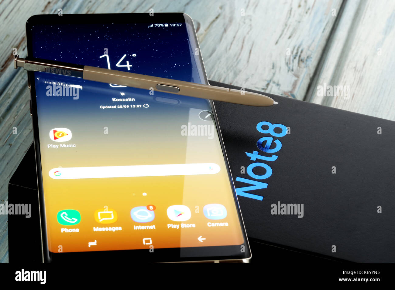 Koszalin, Polonia - 24 October, 2017: Samsung Galaxy Nota 8 su sfondo bianco. Samsung Nota 8 sono la nuova generazione smartphone da Samsung. La Samsung Foto Stock