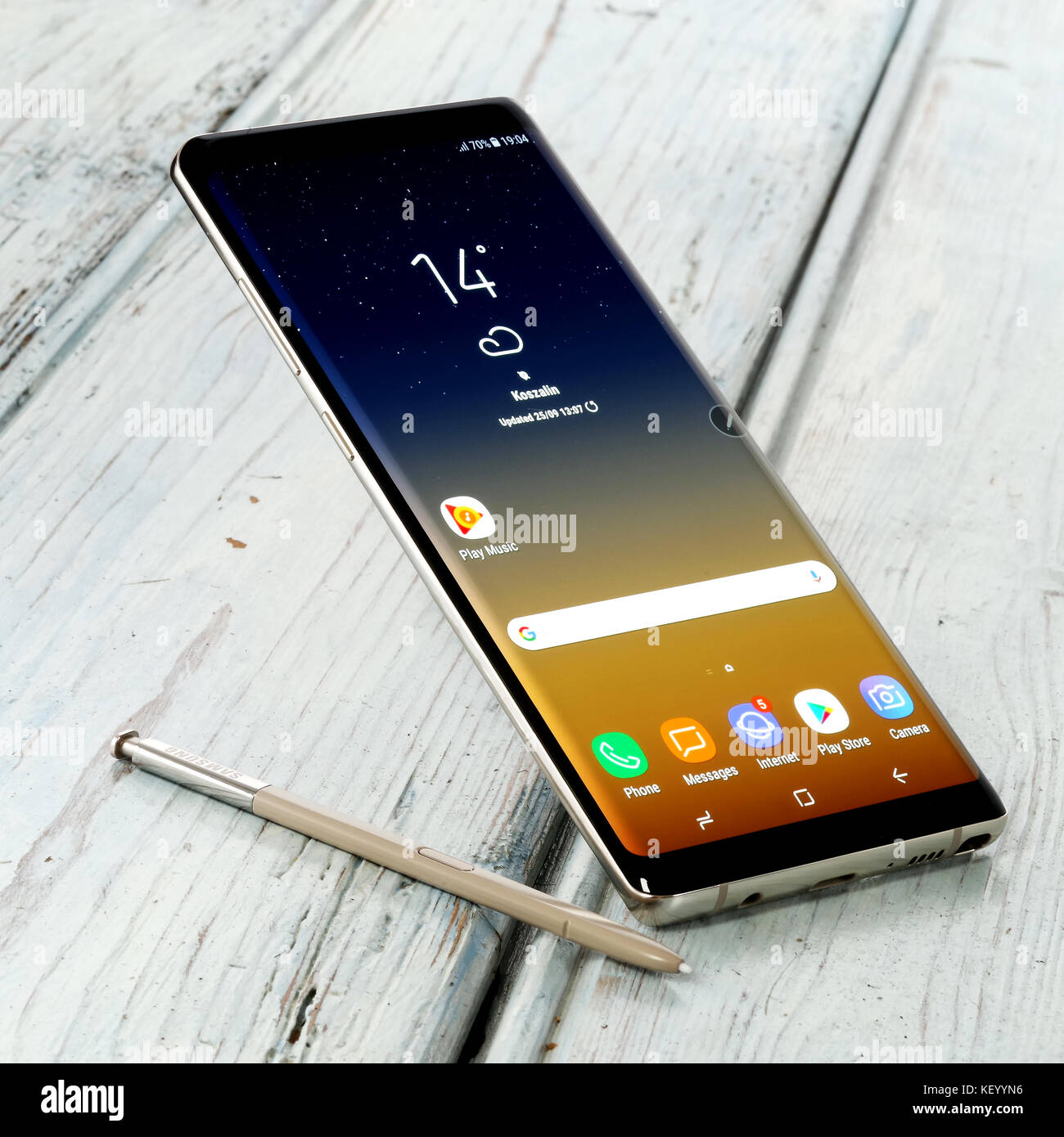 Koszalin, Polonia - 24 October, 2017: Samsung Galaxy Nota 8 su sfondo bianco. Samsung Nota 8 sono la nuova generazione smartphone da Samsung. La Samsung Foto Stock