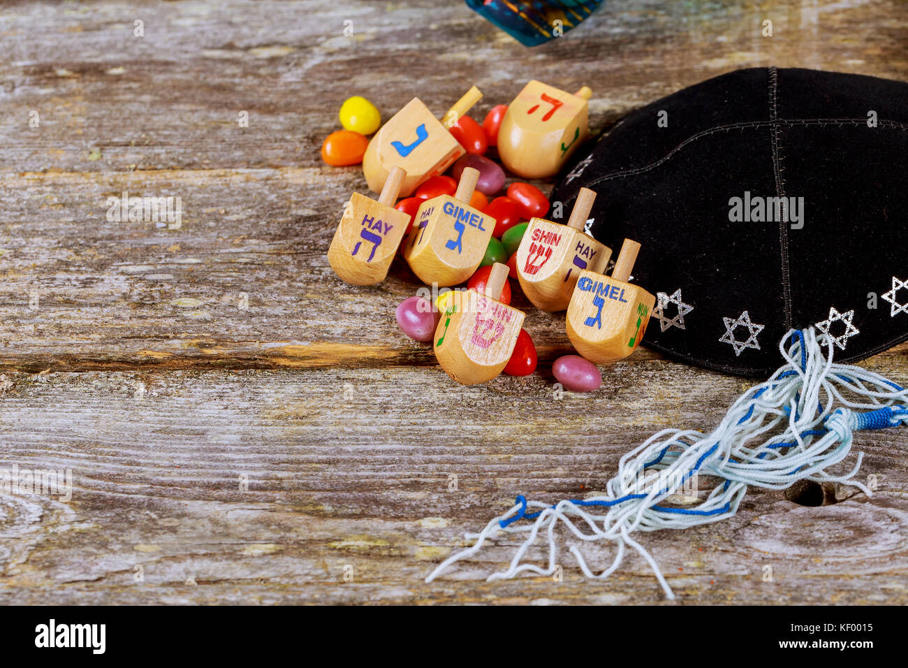 Festa ebraica, simbolo di vacanza Hanukkah immagine della festa ebraica Hanukkah con legno di filatura dreidel alto sullo sfondo glitter Foto Stock