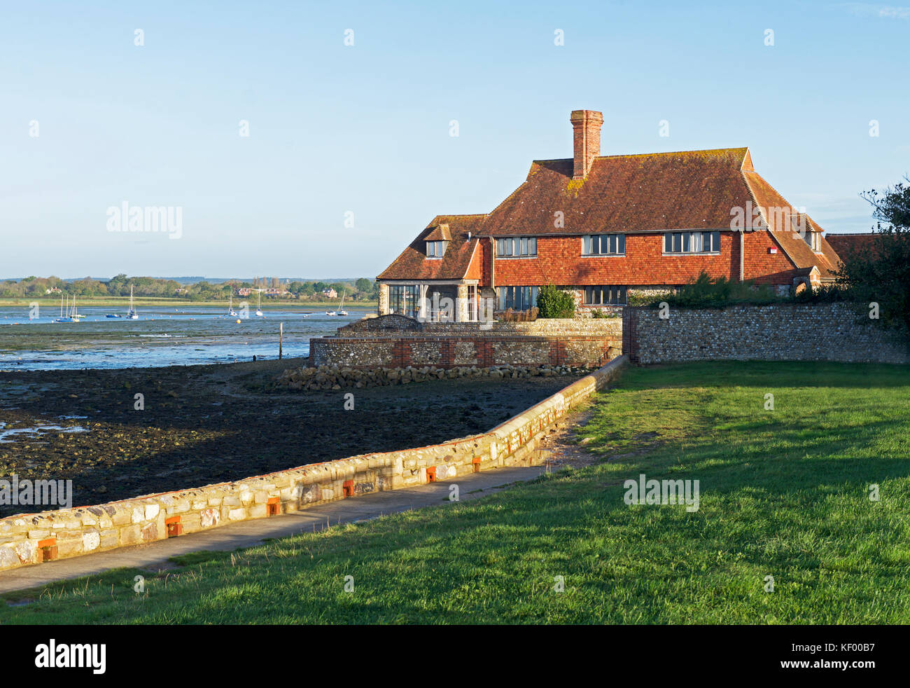 Casa con le misure di difesa contro le inondazioni, Bosham, West Sussex, in Inghilterra, Regno Unito Foto Stock Casa con le misure di difesa contro le inondazioni, Bosham, West Sussex, in Inghilterra, Regno Unito Foto Stock