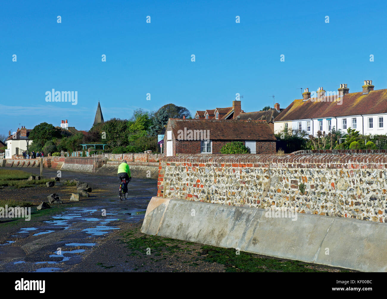 Case con le misure di difesa contro le inondazioni, Bosham, West Sussex, in Inghilterra, Regno Unito Foto Stock