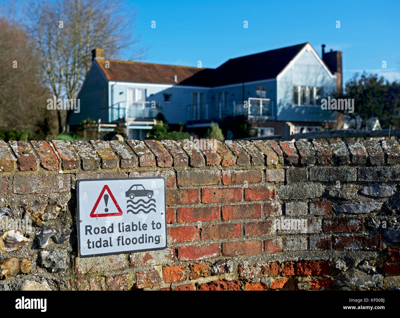 Casa con le misure di difesa contro le inondazioni, Bosham, West Sussex, in Inghilterra, Regno Unito Foto Stock Casa con le misure di difesa contro le inondazioni, Bosham, West Sussex, in Inghilterra, Regno Unito Foto Stock