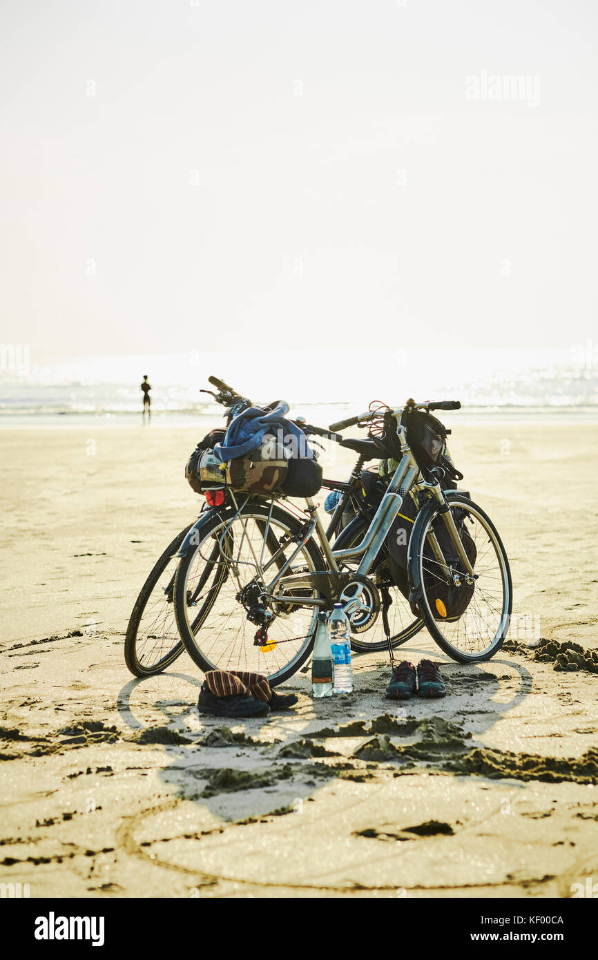 Due biciclette parcheggiate sulla spiaggia in Finisterre Francia. (Minimo) di messa a fuoco Foto Stock