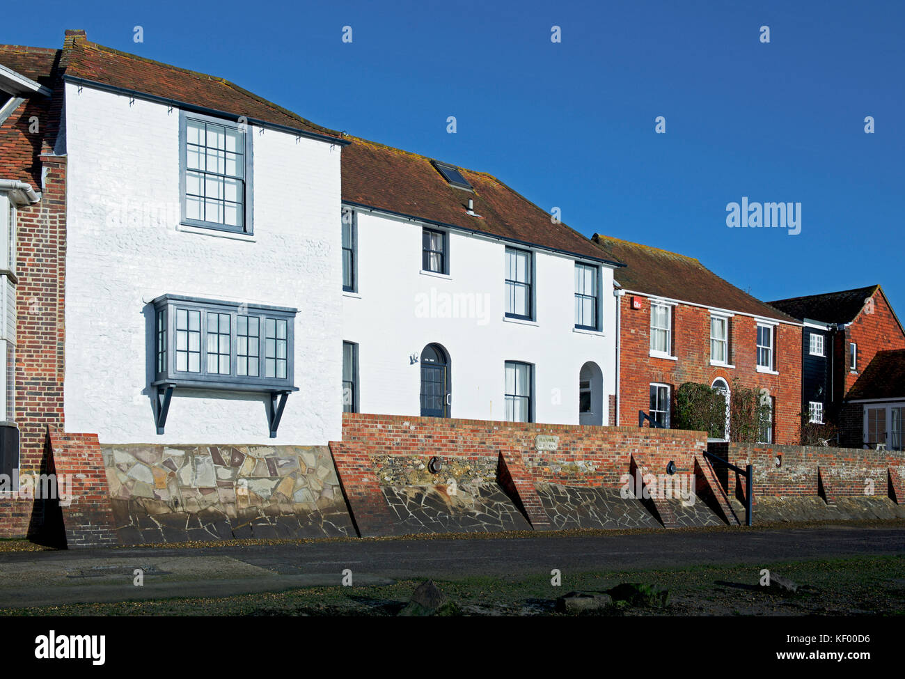 Case con le misure di difesa contro le inondazioni, Bosham, West Sussex, in Inghilterra, Regno Unito Foto Stock Case con le misure di difesa contro le inondazioni, Bosham, West Sussex, in Inghilterra, Regno Unito Foto Stock