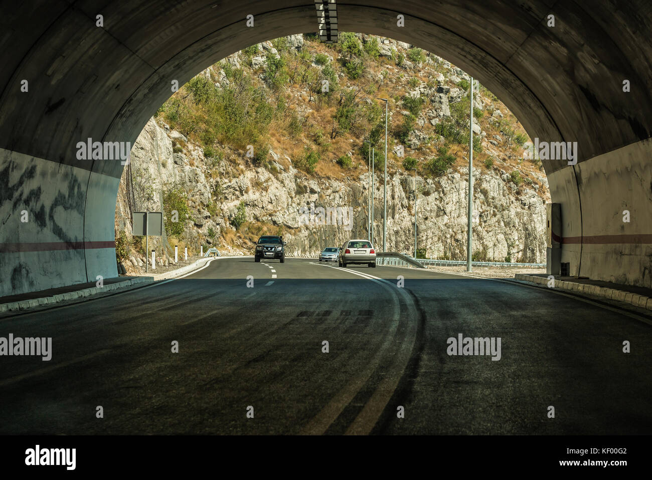 Budva, Montenegro - agosto 26, 2017: una nuova strada attraverso un tunnel nelle montagne del Montenegro. Foto Stock