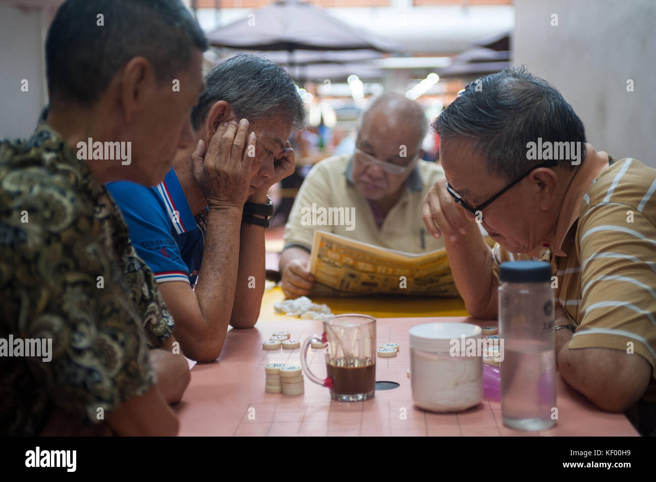 20.10.2017, Singapore, Repubblica di Singapore, in asia - uomini anziani scacchi cinesi, noto anche come xiangqi a Singapore il quartiere Chinatown. Foto Stock