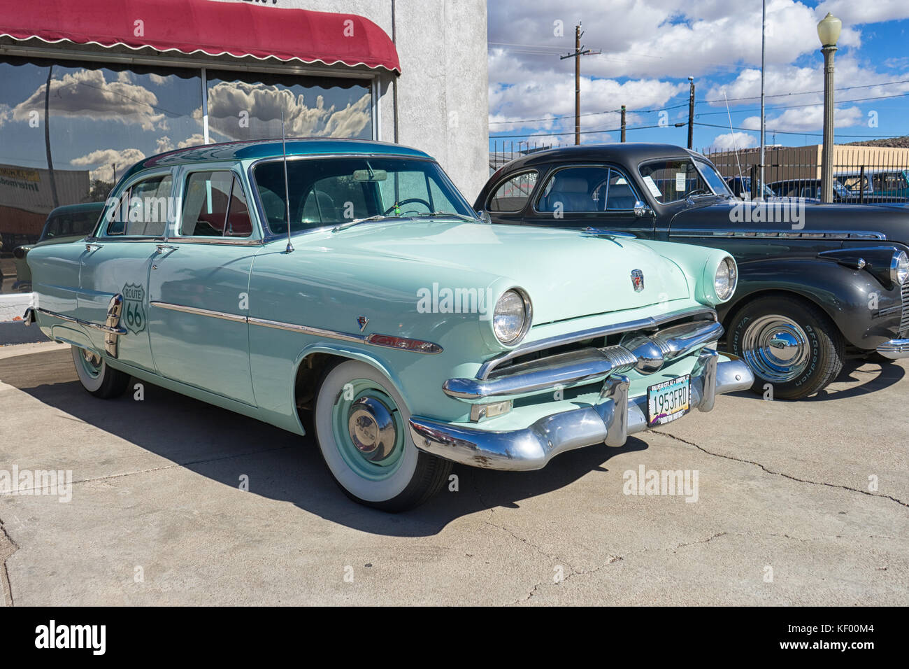 10 novembre 2015 Kingman, Arizona, Stati Uniti: Auto da collezione d'epoca sul ciglio della strada lungo la storica Route sessantasei Foto Stock