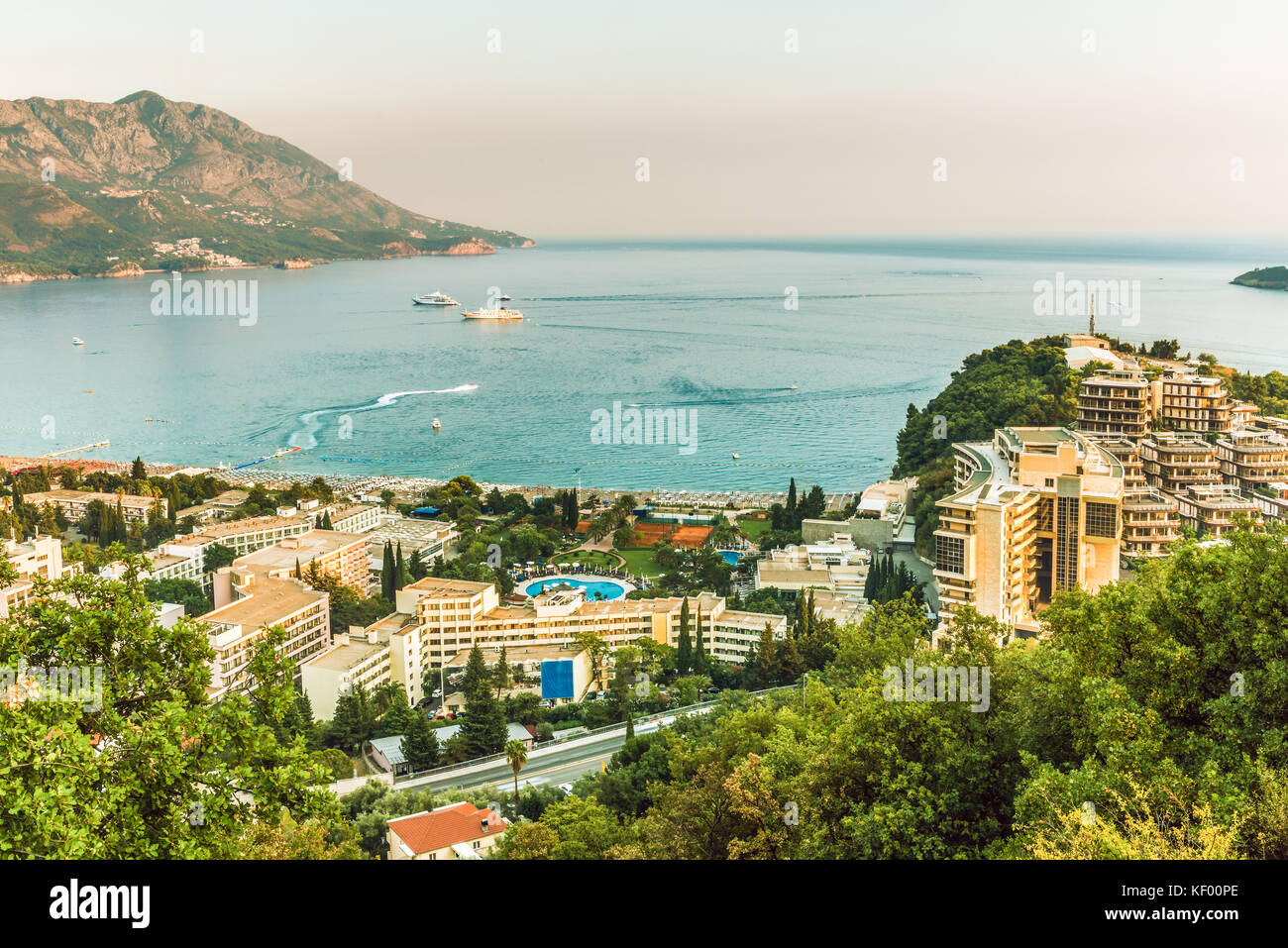 Visualizza gli alberghi e spiagge affollate della cittadina di becici, riviera di Budva, Montenegro. Foto Stock