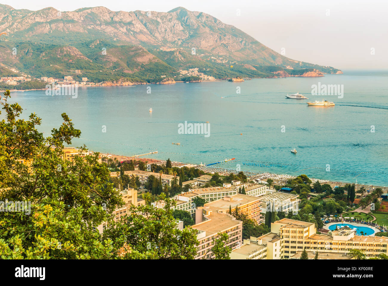 Visualizza gli alberghi e spiagge affollate della cittadina di becici, riviera di Budva, Montenegro. Foto Stock