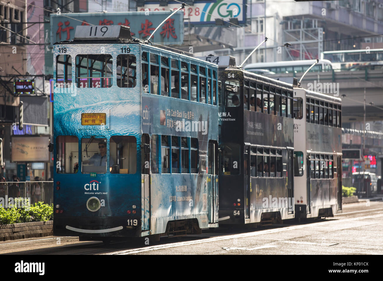 Hong Kong - 13 OTTOBRE 2017: Tram per le strade dell'isola di Hong Kong il 13 ottobre 2017. Foto Stock