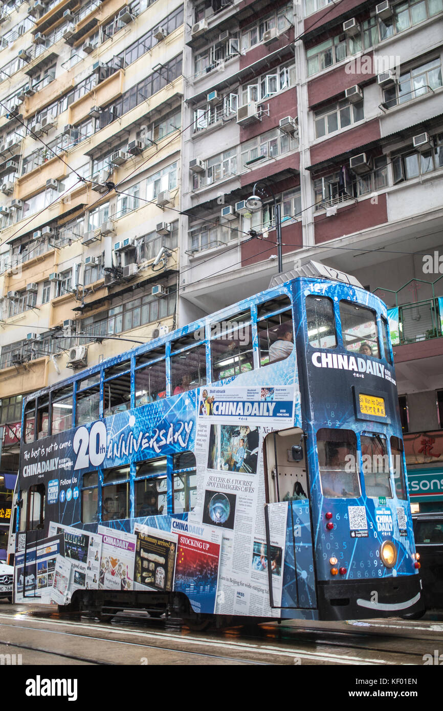 Hong Kong - 13 OTTOBRE 2017: Tram per le strade dell'isola di Hong Kong il 13 ottobre 2017. Foto Stock