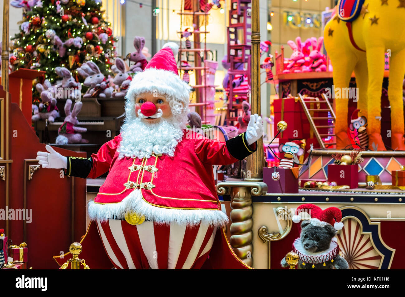 Babbo Natale robot agitando le armi a una vacanza shopping mall evento nella RAS di Hong kong Foto Stock