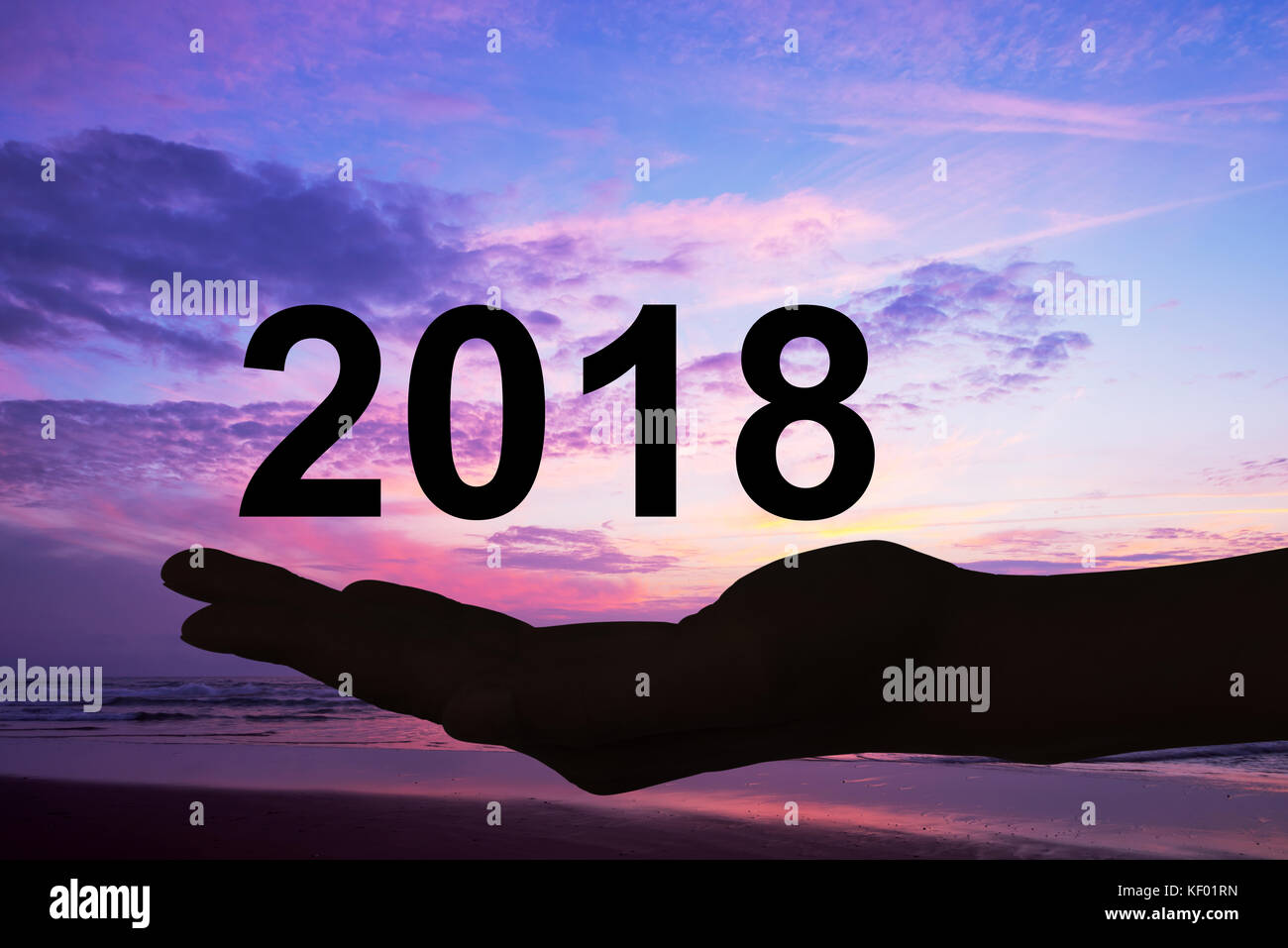 Offerta di mano 2018 numeri, sfondo al tramonto Foto Stock