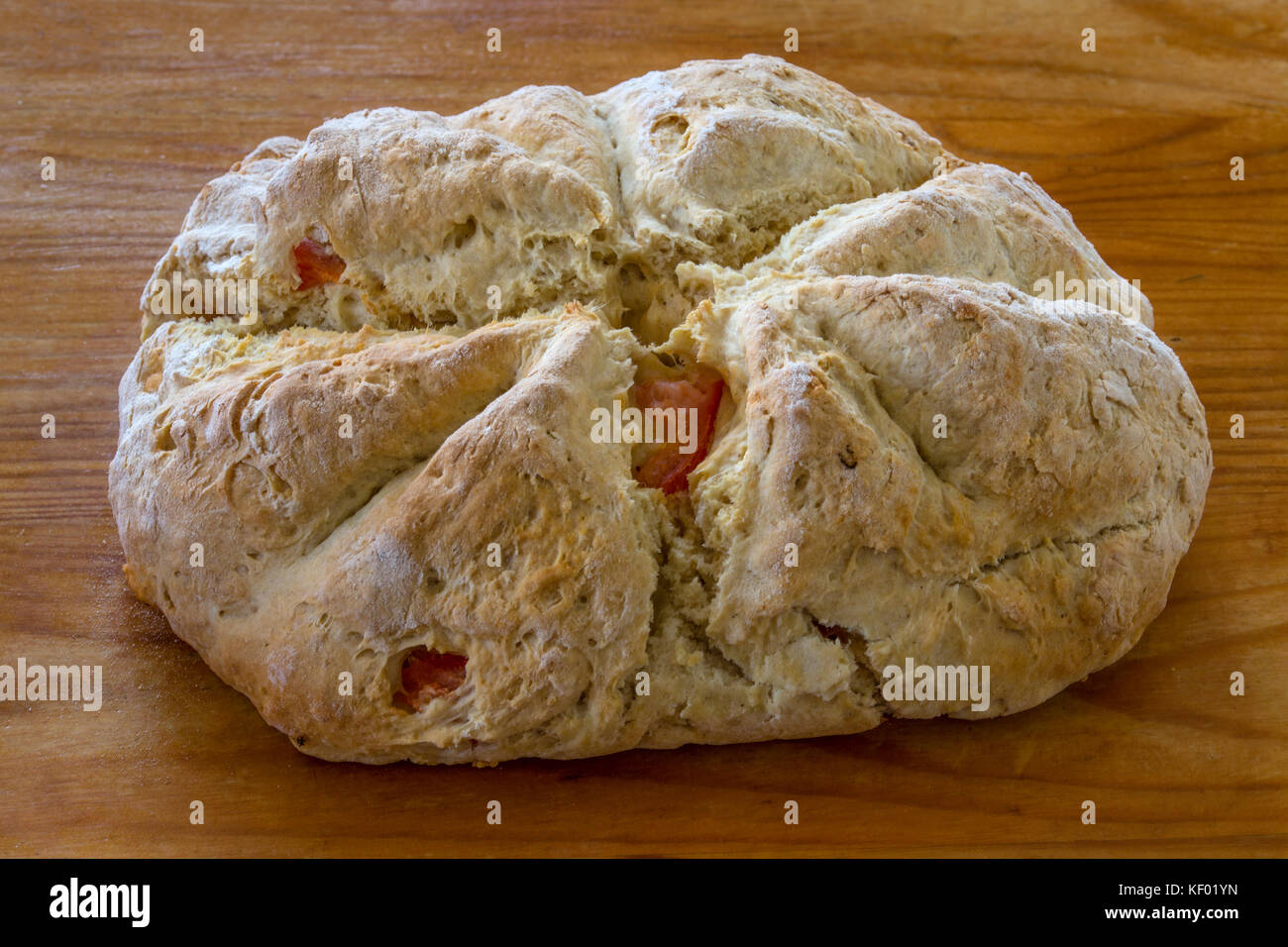 Pane fatto in casa con i pomodori Foto Stock