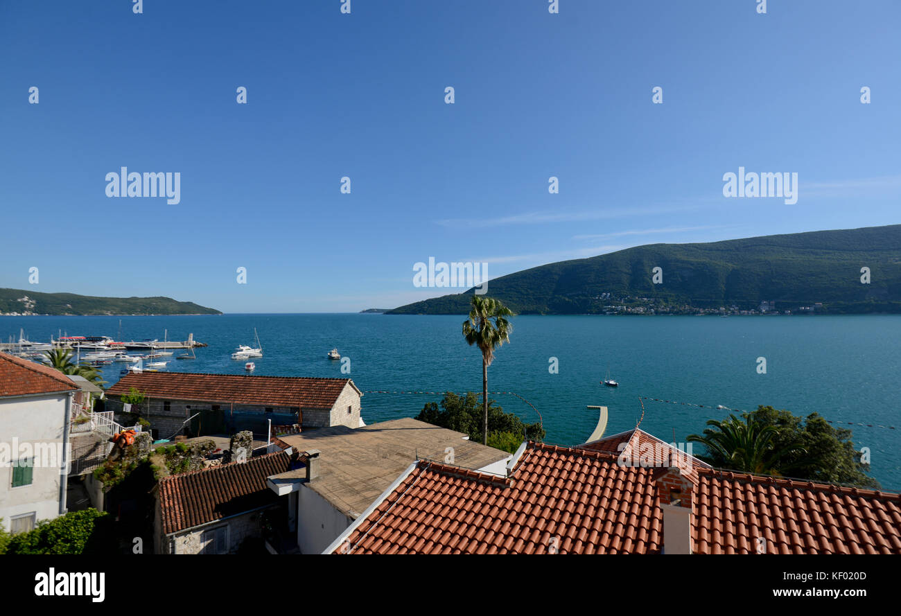 Vista di Herceg Novi e il Mare Adriatico, Montenegro Foto Stock
