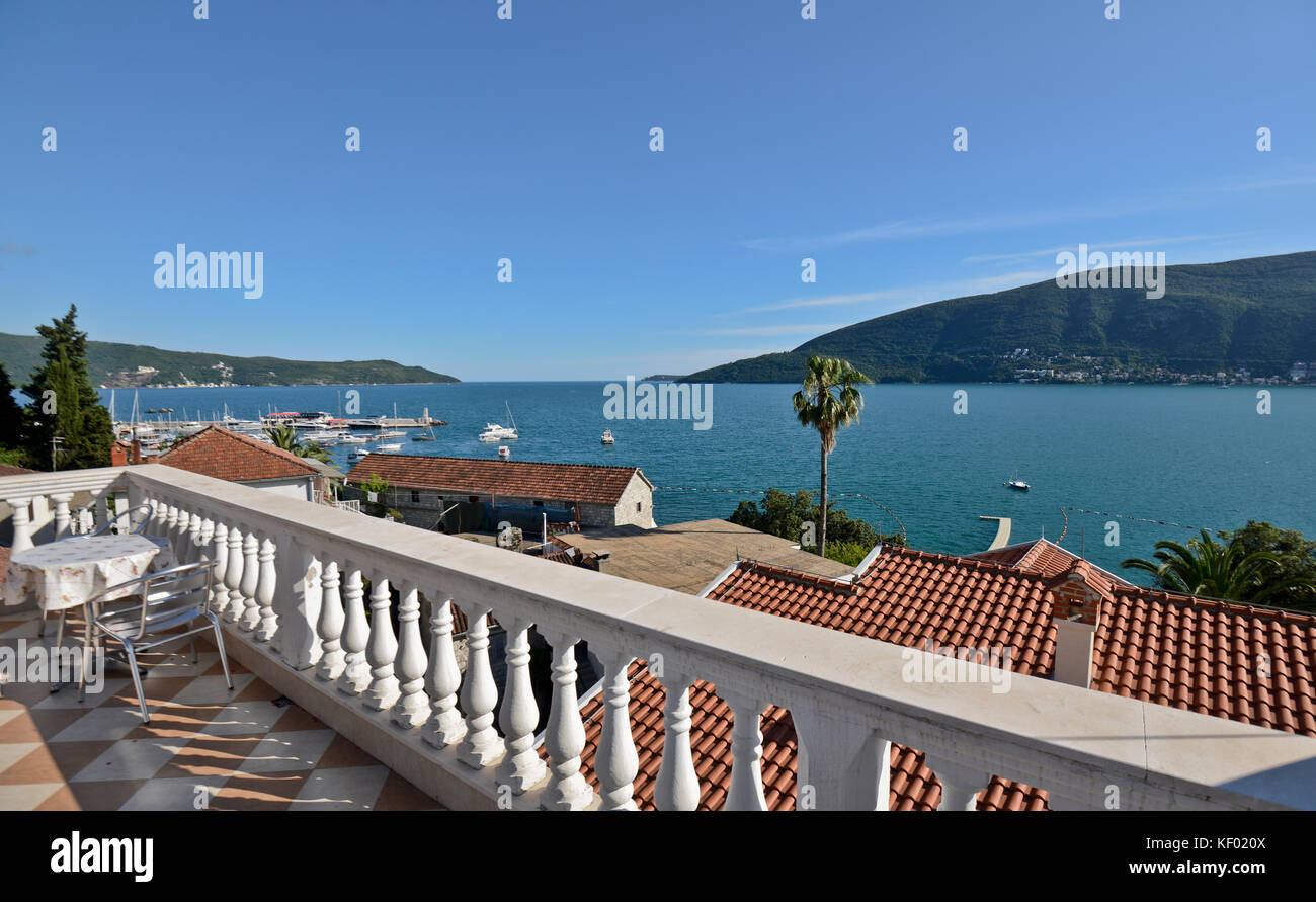 Vista di Herceg Novi e il Mare Adriatico, Montenegro Foto Stock