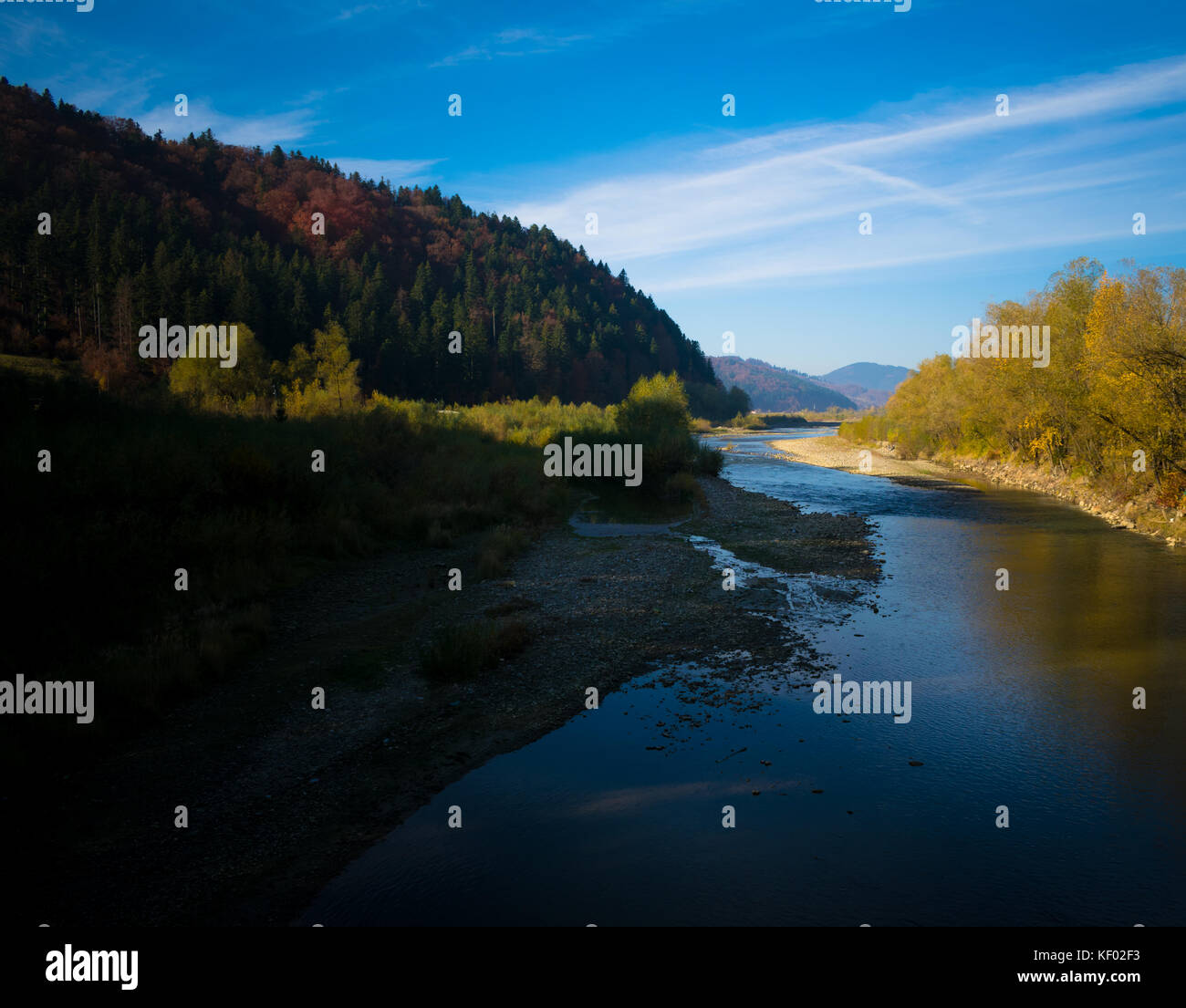 Fiume che scorre in una impostazione di autunno con le montagne sullo sfondo, Romania settentrionale, l'Europa orientale Foto Stock