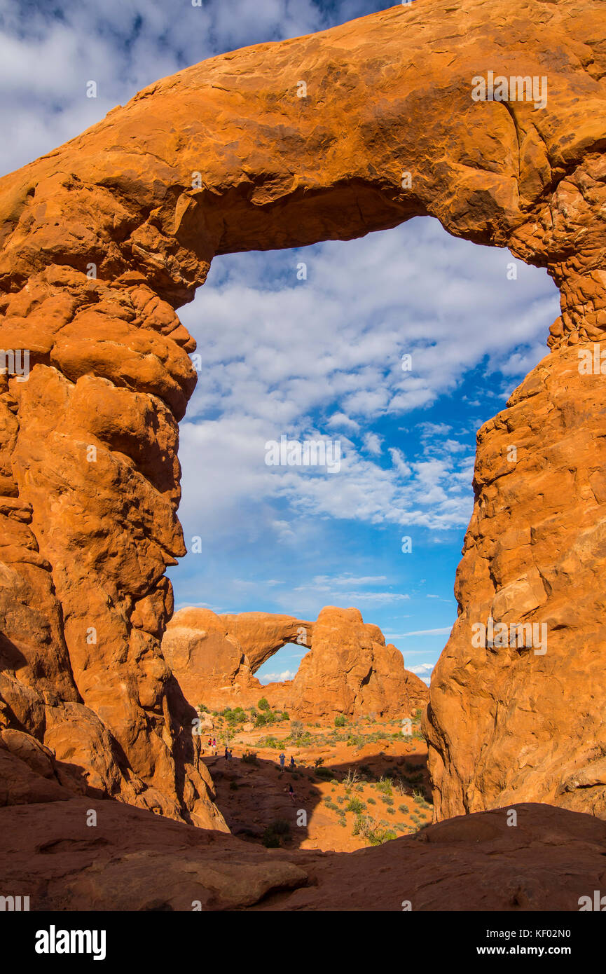 Finestra sud arch visto attraverso la torretta arch, Arches National Park, Utah, Stati Uniti d'America Foto Stock