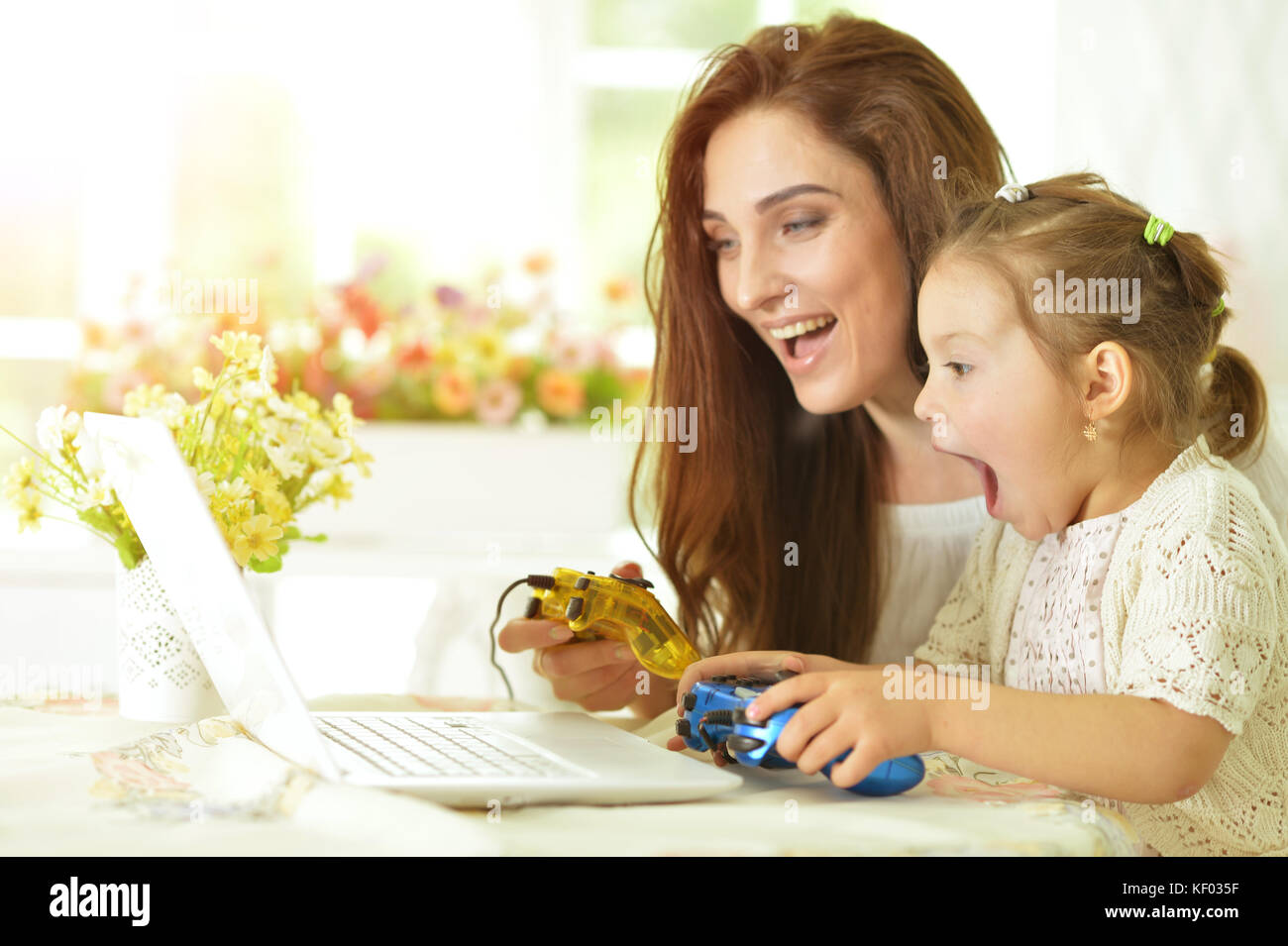 Famiglia la riproduzione di giochi per computer Foto Stock