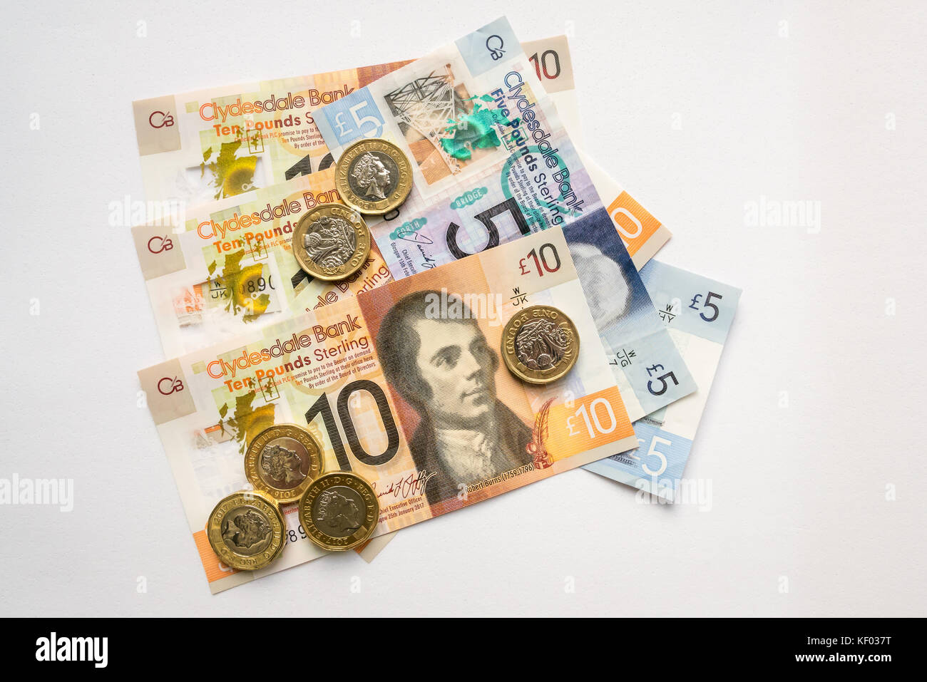 Nuovo polimero plastico Clydesdale Bank Scottish dieci £10, cinque libbre di £ 5 di banconote e di nuovo uno esagonale pound £ 1 monete, su sfondo bianco Foto Stock