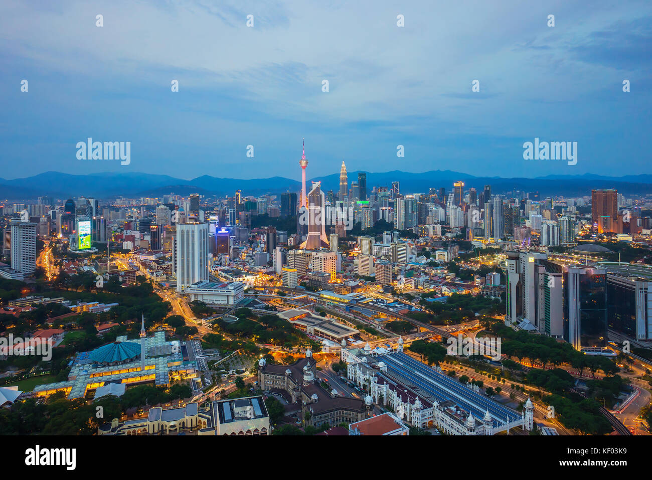 Vista aerea del bel tramonto blu ora a Kuala Lumpur skyline della città Foto Stock