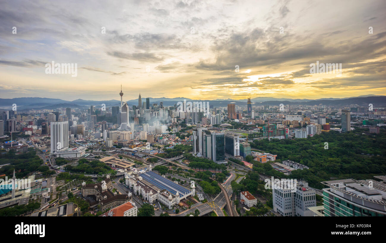 Vista aerea della bellissima alba blue ora a Kuala Lumpur skyline della città Foto Stock