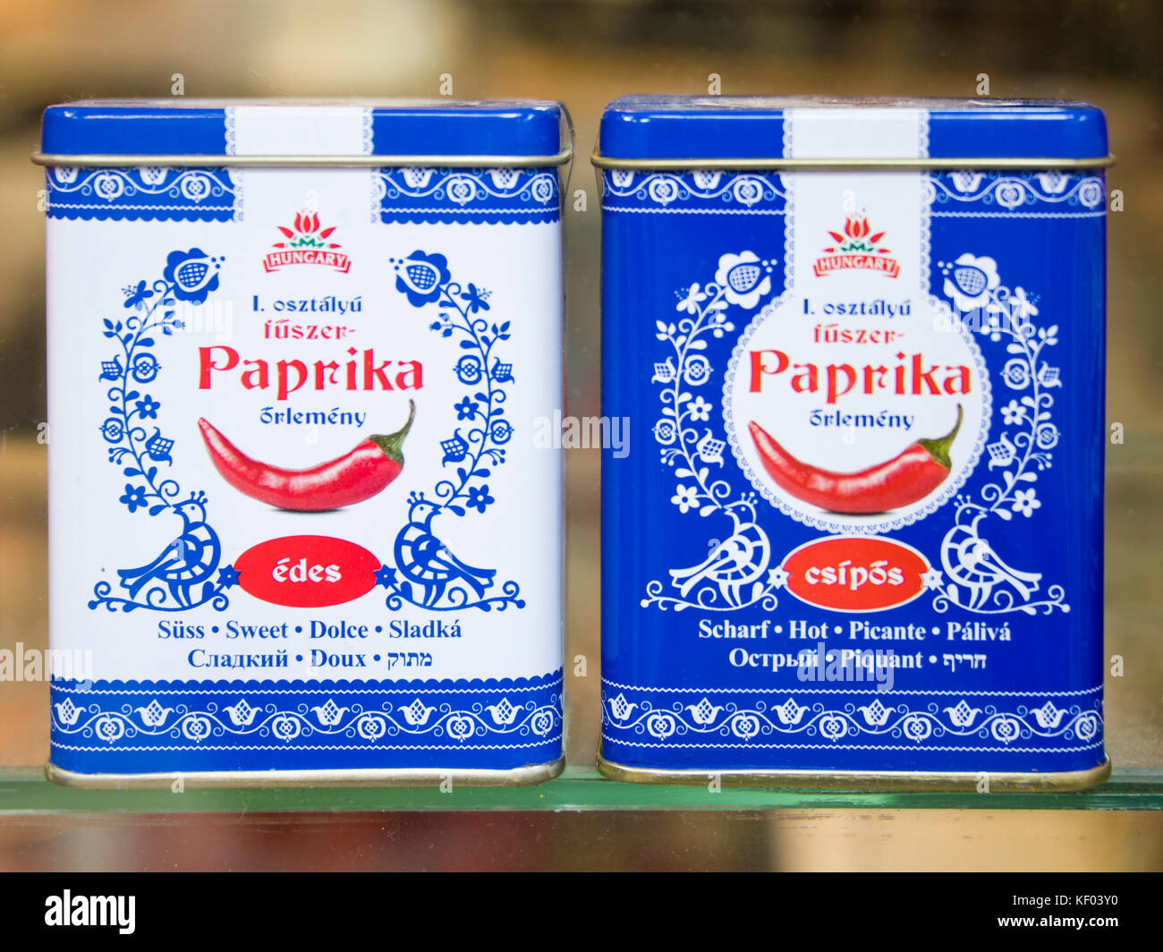 Orizzontale di vista ravvicinata delle lattine di paprika ungherese. Foto Stock