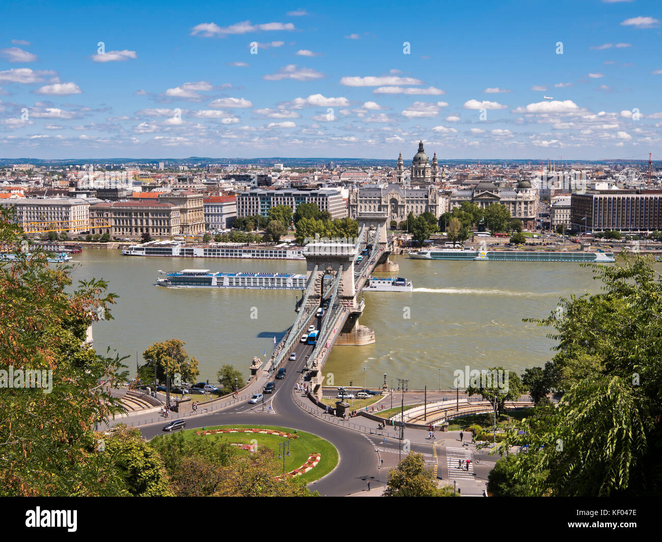 Paesaggio urbano orizzontale della catena ponte che attraversa il fiume Danubio a Budapest. Foto Stock