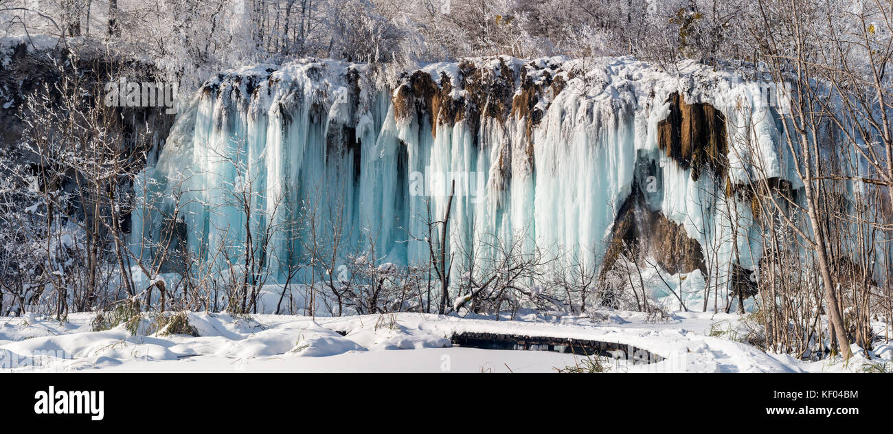 Panoramica di composito ricoperto di ghiaccio cascata con segni di scongelamento e il Parco Nazionale dei Laghi di Plitvice, Croazia, Gennaio 2017 Foto Stock