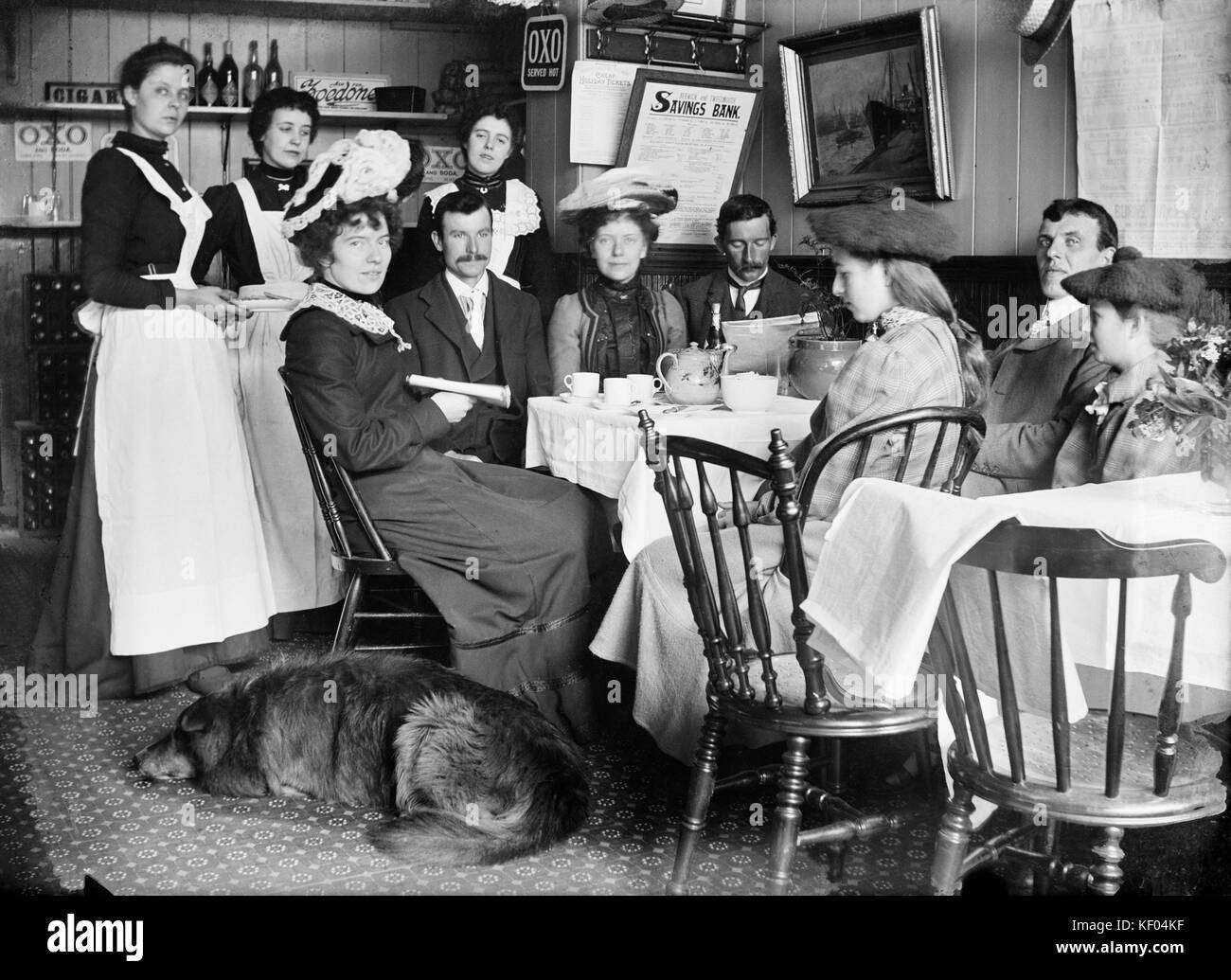 Il legno del ristorante dell'albergo, Berwick Upon Tweed, Northumberland. Interno con gruppo seduti a un tavolo e in attesa del personale. Fotografato da Alfred Newton & Figlio, 1 Foto Stock