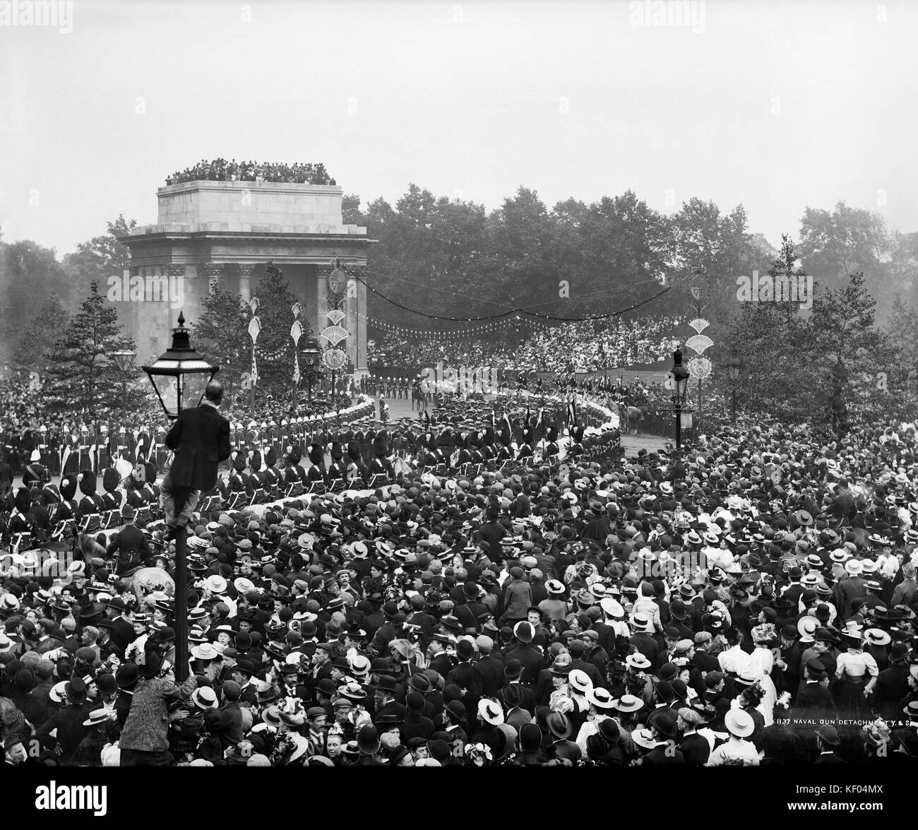 La regina Victoria di Diamante Giubileo processione, Green Park Arch, Londra, 22 giugno 1897. York & Figlio di gelatina di argento DOP (lo sviluppo della carta di stampa). Un publ Foto Stock