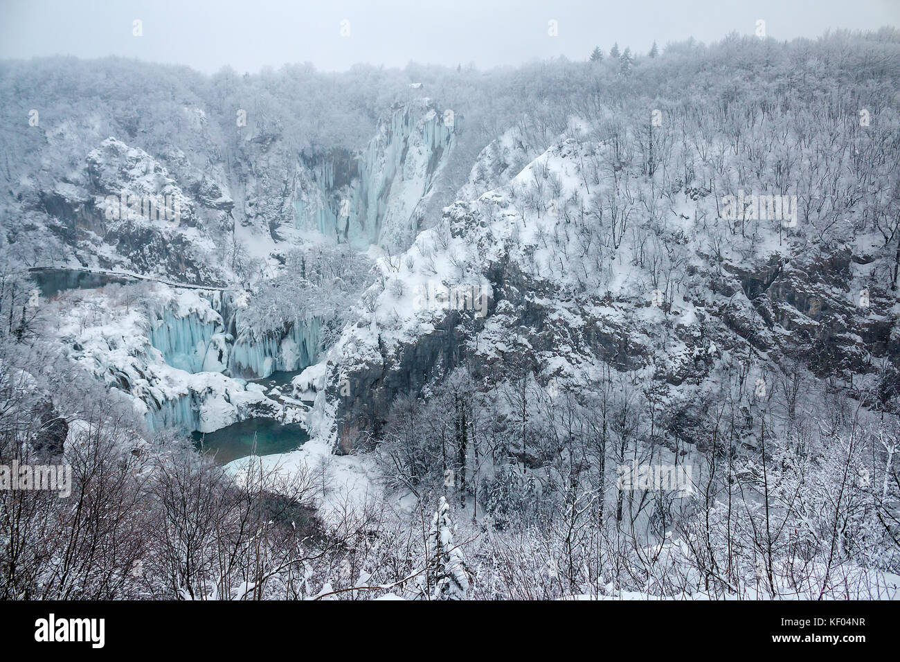 Coperta di neve di Veliki Slap (posteriore) e Sastavci wateralls (in basso a sinistra) alimentano il fiume Korana, il Parco Nazionale dei Laghi di Plitvice, Croazia, Gennaio 201 Foto Stock