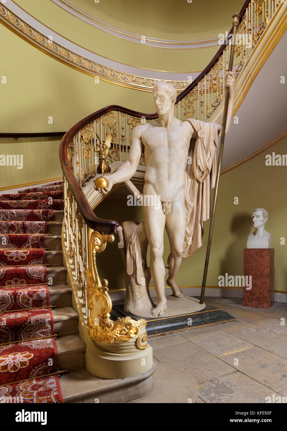 APSLEY House, Londra. Vista di Antonio Canova (1757-1822) statua di Napoleone come Marte pacificatore e busto del Duca di Wellington 1832 da Benedett Foto Stock