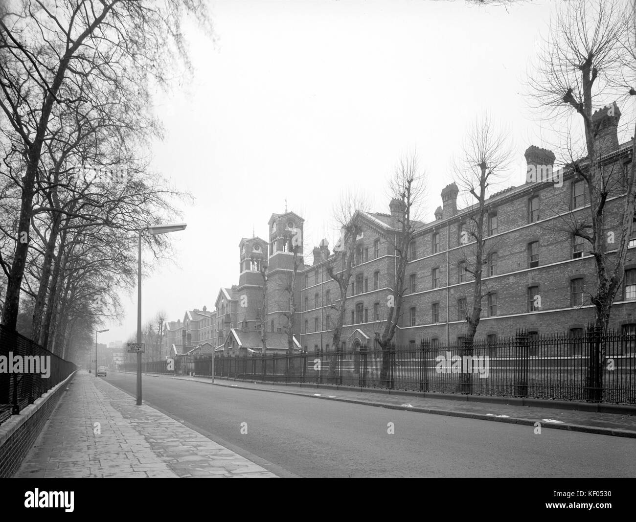 Chelsea caserma, Chelsea Bridge Road, Londra. La caserma di 1861-63 dal sud, fotografata da Herbert Felton nel 1960. Questi edifici sono stati de Foto Stock