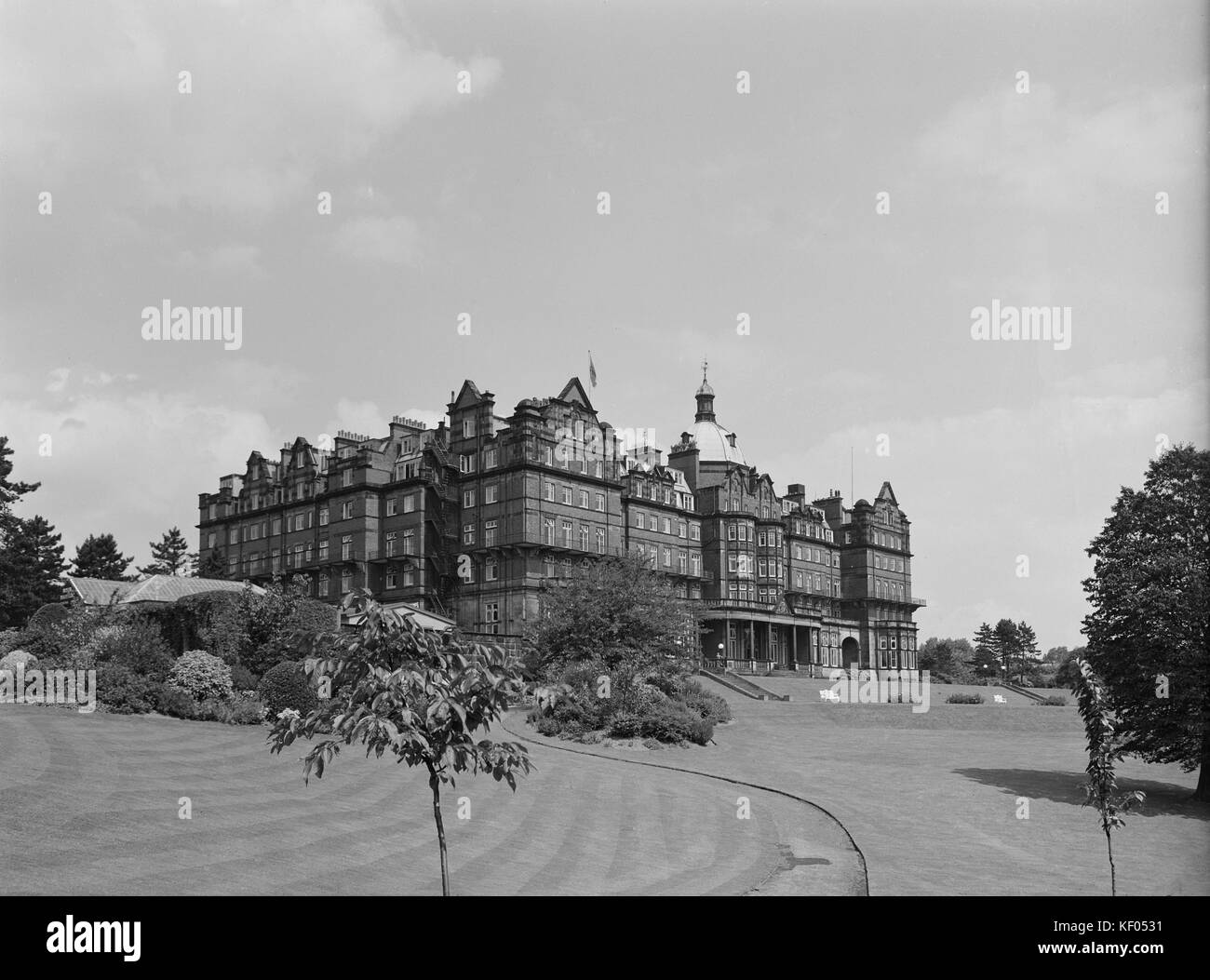 Hotel Majestic, Springfield Avenue, Harrogate, North Yorkshire. Fronte sud vista da motivi a sud ovest. Fotografato da Herbert Fel Foto Stock