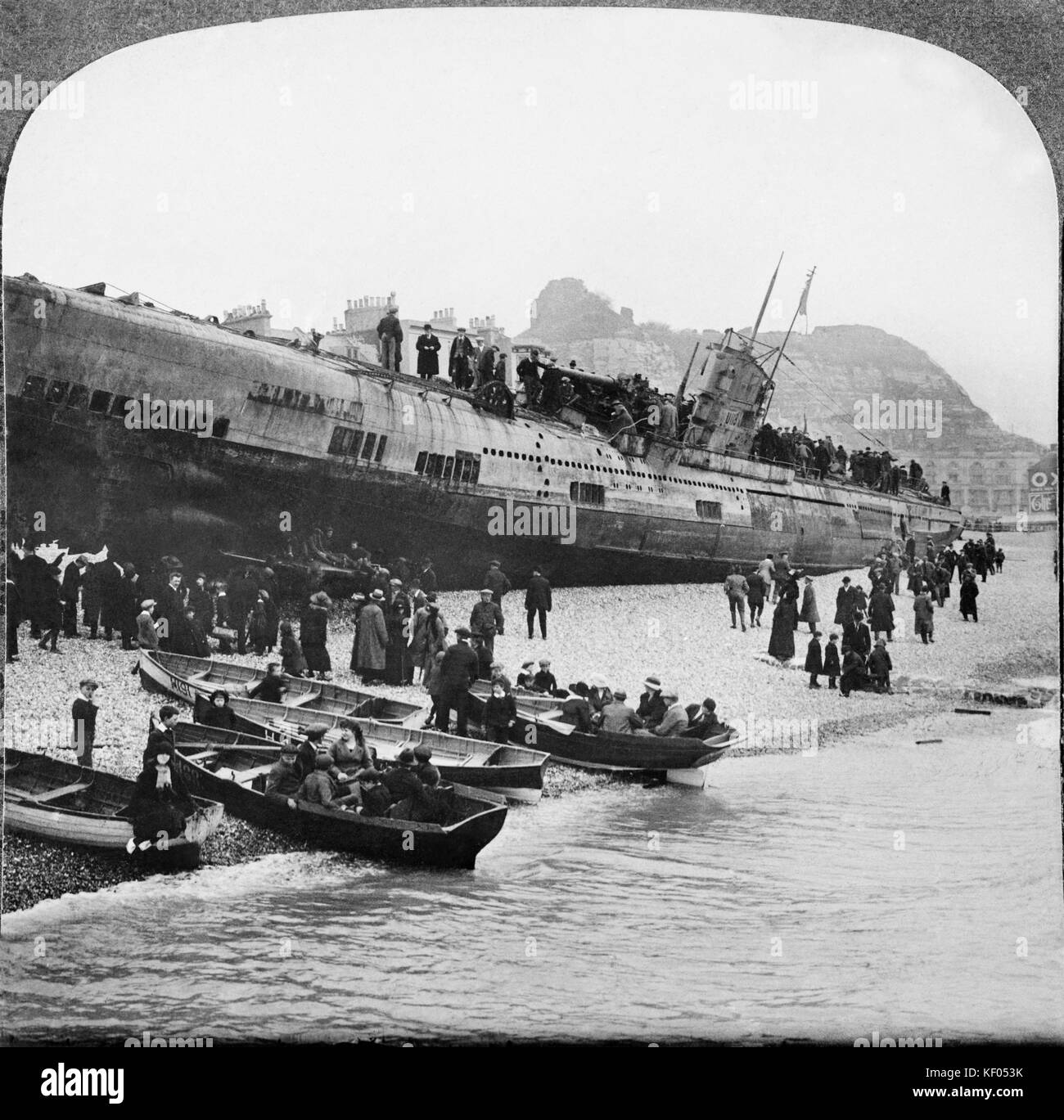 HASTINGS, EAST SUSSEX. Persone in imbarcazioni a remi e sulla spiaggia, guardando le U-boat tedesca sottomarino, U-118, che si è arenata sulla spiaggia di Hastings Foto Stock